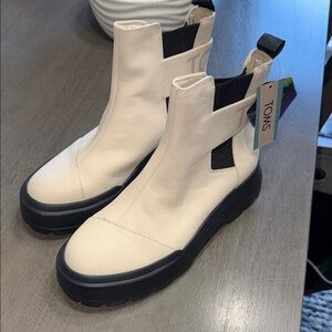 TOMS Women's Cream and Black Ankle Booties